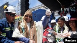 El presidente Luis Arce maneja carbonato de litio en la inauguración de la Planta Industrial de Carbonato de Litio, en el Salar de Uyuni, en Potosí, Bolivia, 15 de diciembre de 2023.