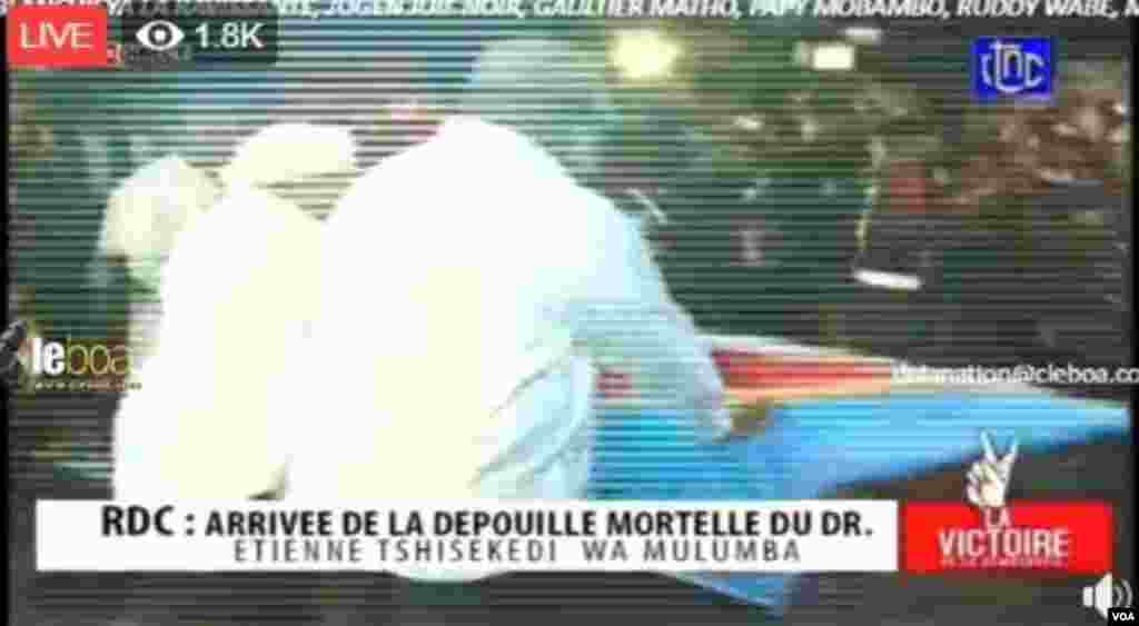 Félix Tshisekedi pembeni ya molongani wa ye Denise Nyakeru asimbi sanduku ya nzoto ya tata Etienne Tshisekedi na aéroport ya N'Djili, le 30 mai 2019.