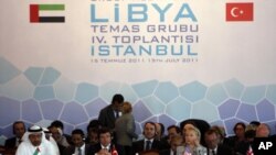 Sakatariyar harkokin wajen Amurka Hillary Clinton da takwaran aikinta na Ingila William Hague,da kuma na Turkiyya a taro kan Libya.