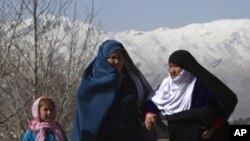 Afghan women arrive to attend a ceremony in conjunction with International Women's day in Kabul March 10, 2011.