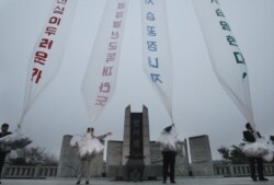 대북 전단을 살포하는 한국 탈북자 단체 회원들. (자료사진)