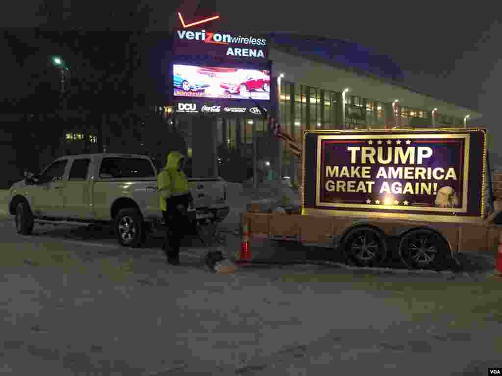 غیر یقینی کی ایک اور وجہ وہ 44 فیصد ووٹر ہیں جنہوں نے اپنے آپ کو کسی پارٹی کے ساتھ رجسٹر نہیں کرایا اور وہ کسی بھی پارٹی کی پرائمری میں ووٹ دے سکتے ہیں۔