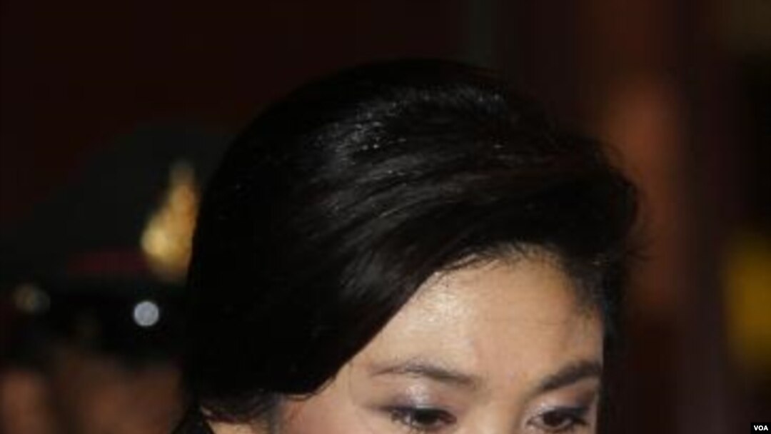 Perdana Menteri Yingluck Shinawatra tiba di Pusat Operasi Bantuan Banjir di Bangkok, Jumat (28/10).