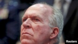 John Brennan, directeur de la CIA écoute un discours de Barack Obama à McLean, en Virginie, le 24 avril 2015.