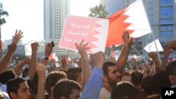 Demonstrators at the Pearl Roundabout in Manama, 19 February 2011