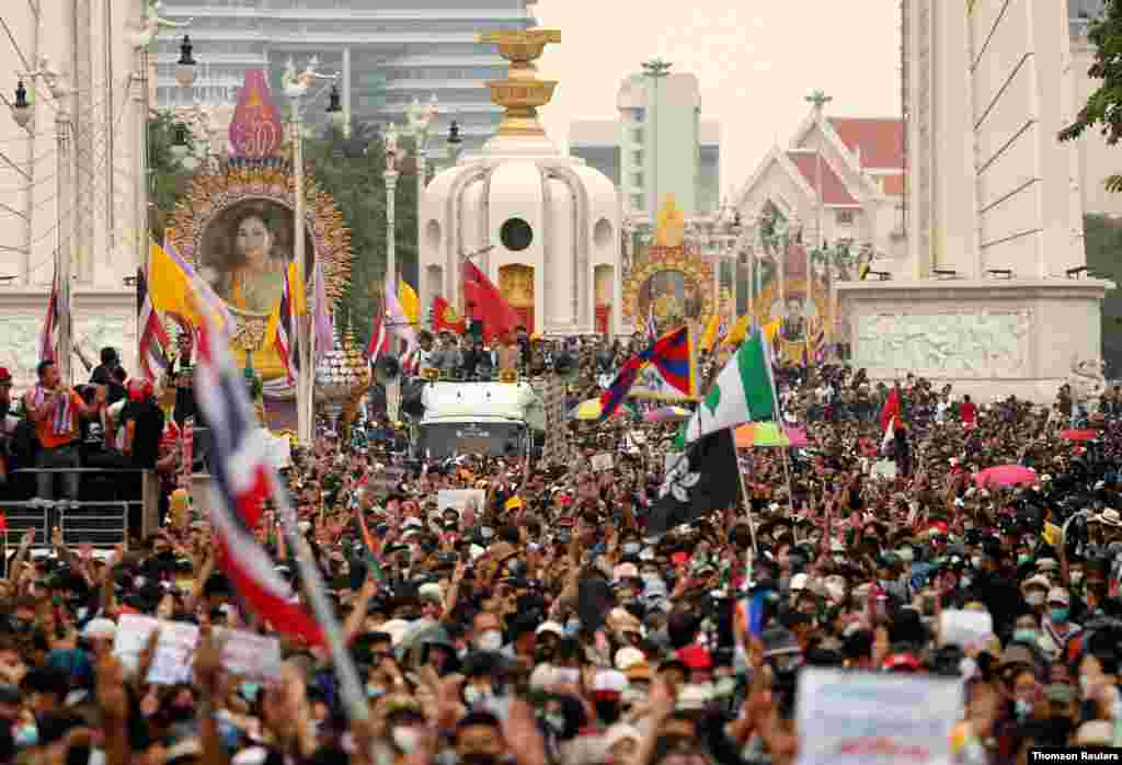 태국 방콕에서 대규모 민주화 시위가 열렸다. 시위대는 1973년에 일어났던 학생혁명 47주년을 맞아 군주제 개혁을 요구하고 있다. 1973년 군부 독재정권에 대항한 민주화 시위로 당시 타놈 끼띠카촌 총리가 물러났다. 