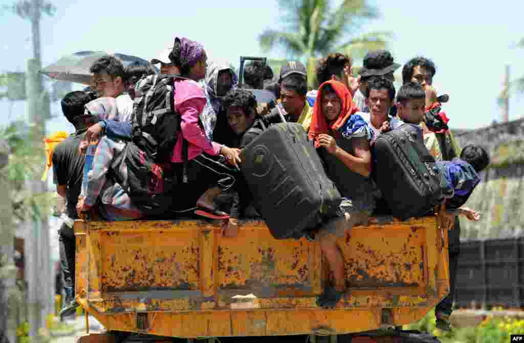 Warga diangkut ke tempat yang aman setelah pihak berwenang memerintahkan evakuasi para penduduk desa di dekat lokasi konflik antara&nbsp; pemerintah dan pemberontak Muslim di Zamboanga City di Mindanao, Filipina bagian selatan. 