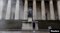 Un hombre con una máscara protectora salta la cuerda en el distrito financiero del bajo Manhattan durante el brote de coronavirus en la ciudad de Nueva York, EE.UU., 26 de abril de 2020.