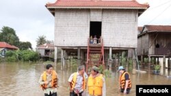 រូបឯកសារ៖ លោក គន់​ គីម​ (កណ្តាល) ទេសរដ្ឋមន្រ្តី​ ទទួលបន្ទុក​បេសកកម្ម​ពិសេស​ និង​ជាអនុប្រធាន​ទី១​ គណៈកម្មាធិការជាតិ​គ្រប់គ្រង​គ្រោះ​មហន្តរាយ បាន​ចុះ​ទៅ​ពិនិត្យ​មើល​ទួលសុវត្ថិភាព​តាឃីន​ ស្ថិត​នៅក្នុង​ឃុំបុស្សលាវ​ ជាឃុំ​ដែល​ងាយរងគ្រោះ​ដោយទឹកជំនន់​នៅ​ស្រុកចិត្របូរី​ ខេ