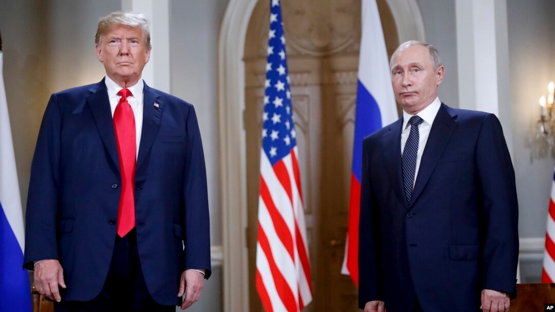 Presiden AS Donald Trump dan Presiden Rusia Vladimir Putin dalam pembicaraan di Helsinki, Finlandia 16 Juli 2018 (foto: dok). 