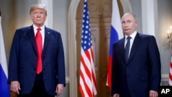 Presiden AS Donald Trump dan Presiden Rusia Vladimir Putin dalam pembicaraan di Helsinki, Finlandia 16 Juli 2018 (foto: dok). 