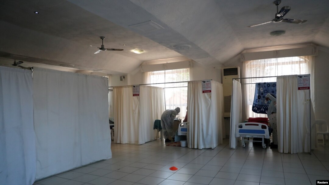 ARCHIVES - Des agents de la santé aident les patients dans un hôpital géré par une organisation caritative à Johannesburg, en Afrique du Sud, le 11 juillet 2021.