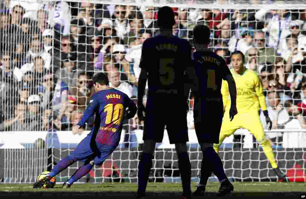 Lionel Messi marque le deuxième but de son équipe sur un penalty, au stade Santiago Bernabeu de Madrid, le 23 décembre 2017.