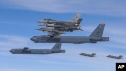 ARCHIVO: Bombarderos estadounidenses B52 vuelan junto a jets F16 y F35A de la Fuerza Aérea de Corea del Sur en ejercicios el 14 de abril de 2023.