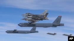 تصویری از پرواز بمب‌افکن‌های بی-۵۲ (مرکز) در کنار دیگر جنگنده‌های آمریکا و کره جنوبی 