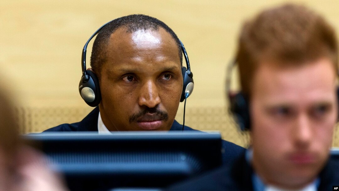 Bekas pemimpin pemberontak Kongo, Bosco Ntaganda (belakang) saat menghadiri sidang di pengadilan ICC di Den Haag (2/9).