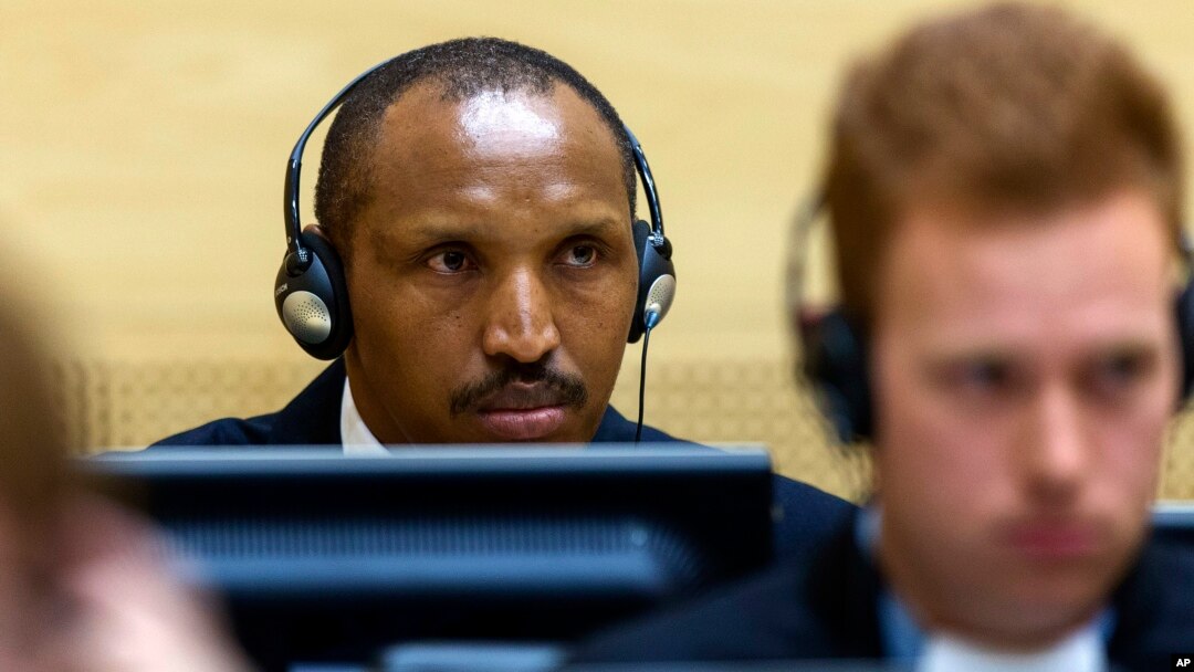 Bosco Ntaganda (belakang), mantan pemimpin pemberontak Kongo saat hadir pada persidangan ICC hari pertama di Den Haag, Rabu (2/9).