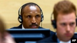 Bosco Ntaganda (belakang), mantan pemimpin pemberontak Kongo saat hadir pada persidangan ICC hari pertama di Den Haag, Rabu (2/9).