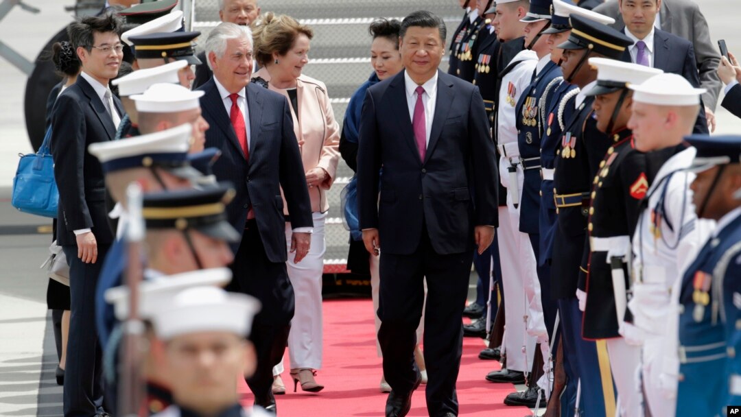 Ngoại trưởng Mỹ Rex Tillerson, (bên trái) trong lễ đón Chủ tịch Trung Quốc Tập Cận Bình ở phi trường Quốc tế Palm Beach, West Palm Beach, Florida, 6/4/2017. 