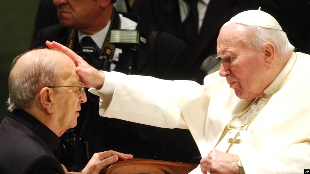 Mendiang Karol Wojtyla yang memilis nama Paus Yohanes Paulus II (kanan) menggunakan nama pendahulunya, Yohanes Paulus I, untuk menghormati masa kepausan pendahulunya yang singkat (foto: dok). 