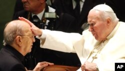 Mendiang Karol Wojtyla yang memilis nama Paus Yohanes Paulus II (kanan) menggunakan nama pendahulunya, Yohanes Paulus I, untuk menghormati masa kepausan pendahulunya yang singkat (foto: dok). 