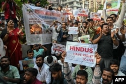 Aksi protes umat Hindu India di luar Komisi Tinggi Bangladesh di Mumbai, 2 Desember 2024, di tengah kerusuhan di Bangladesh setelah penangkapan biksu Hindu Chinmoy Krishna Das Brahmachari. (Indranil MUKHERJEE / AFP)