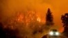 Un camión de bomberos se traslada por la autopista 96 de California mientras el incendio McKinney arde en el Bosque Nacional Klamath, en California, el 30 de julio de 2022. 