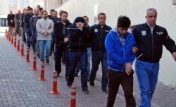 지난 2017년 4월 터키 경찰이 성직자 펫훌라흐 궐렌과 연관된 것으로 추정되는 인물들을 연행하고 있다. (자료사진)