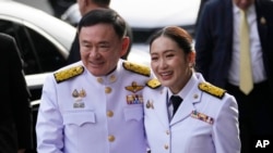 Mantan PM Thailand Thaksin Shinawatra dan putrinya, PM terpilih Paetongtarn Shinawatra, tiba untuk upacara pelantikan di Bangkok, 18 Agustus 2024. (Foto: AP)