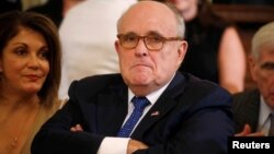 Es la segunda vez en la última semana que el abogado del presidente Donald Trump desdice sus comentarios del día anterior. En la foto, Rudy Giuliani, en la Casa Blanca el 9 de julio de 2018. 