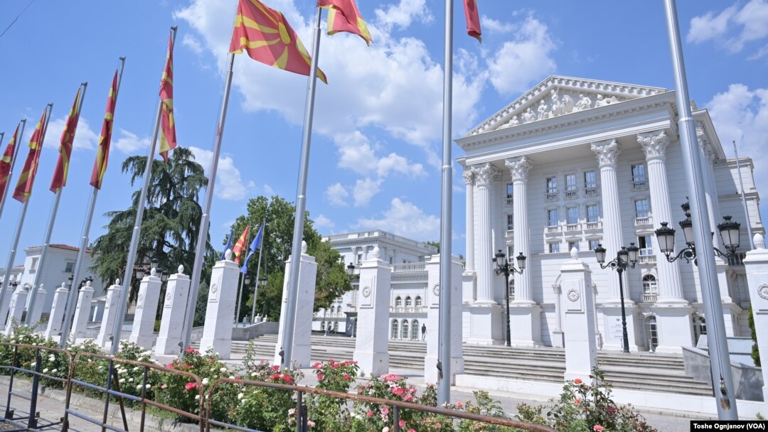 Во извештајот за човекови права во Северна Македонија за 2021 година се нагласува дека „владата презеде чекори за идентификување, истрага, кривично гонење и казнување на функционерите кои извршиле злоупотреба или учествувале во корупција