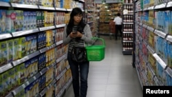 Seorang perempuan sedang berbelanja di bagian produk susu di sebuah supermarket di Jakarta, 8 Juni 2016. (Foto: Reuters)