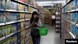 Seorang perempuan sedang berbelanja di bagian produk susu di sebuah supermarket di Jakarta, 8 Juni 2016. YLKI meminta pemerintah lebih kreatif dalam mencari sumber-sumber pendapatan negara di sektor pajak yang potensinya jauh lebih besar. (Foto: Reuters)