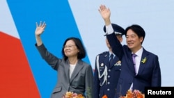 La expresidenta de Taiwán, Tsai Ing wen, y el nuevo presidente, Lai Ching te, saludan a la gente durante la ceremonia de inauguración frente al edificio de la oficina presidencial en Taipéi, Taiwán, el 20 de mayo de 2024.
