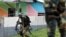 Des éléments de l'armée camerounaise patrouillent dans la ville de Buea, dans la région anglophone du sud-ouest, au Cameroun, le 4 octobre 2018.
REUTERS/Zohra Bensemra