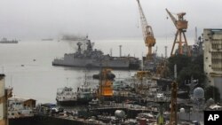 8月14日清晨潛艇爆炸後停靠在孟買海軍船塢的艦船