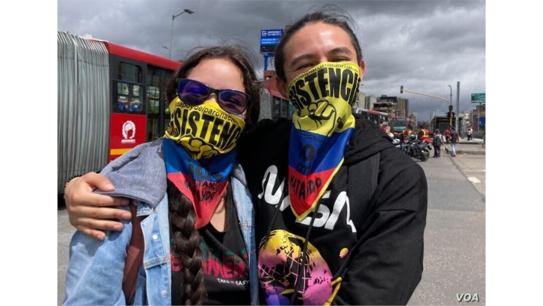 Los manifestantes Michelle Calderón y Diego Parra participan en protestas antigubernamentales en Bogotá, el 20 de julio de 2021.