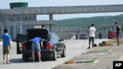 湖北省当阳市发生致命爆炸后，记者聚集在马店矸石发电有限责任公司的电厂外