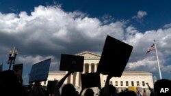 26 Haziran 2022 - ABD Anayasa Mahkemesi'nin federal kürtaj hakkını güvence altına alan yarım asırlık yasayı iptali mahkeme önünde protesto edildi