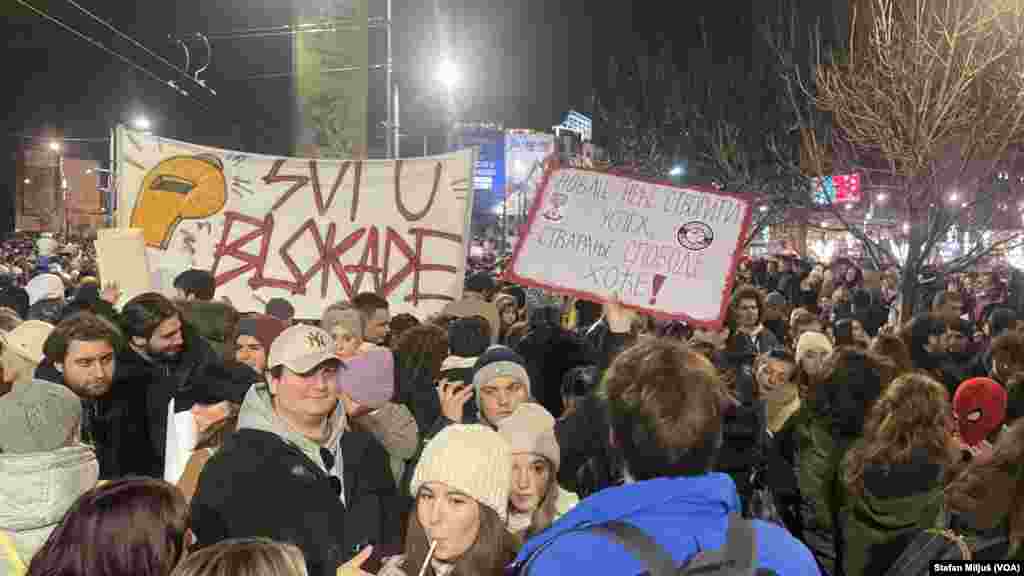 Na beogradskom Trgu Slavija u nedelju 22. decembra održan je veliki antivladin protest studenata i građana koji traže odgovornost za pad nadstrešnice železničke stanice u Novom Sadu 1. novembra i pogibije petnaestoro ljudi (Foto: VOA/Stefan Miljuš)