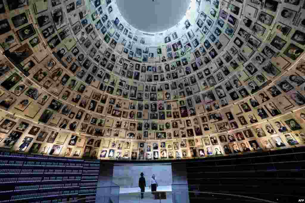 2차 세계 대전 중 유태인을 포함한 전쟁포로 학살 사건인 홀로코스트 기억의 날을 앞두고 방문객들이 예루살렘의 야드바셈 홀로코스트 박물관을 찾아 추모의 벽을 바라보고 있다. 