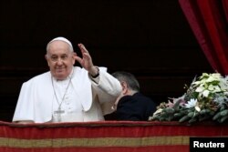 Paus Fransiskus memberi isyarat saat menyampaikan pesan tradisional Hari Natal Urbi et Orbi dari balkon utama Basilika Santo Petrus di Vatikan, 25 Desember 2023. (Foto: via Reuters)