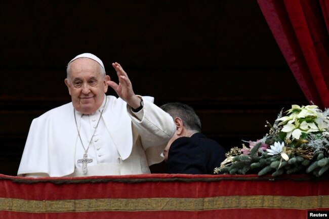 Paus Fransiskus memberi isyarat saat menyampaikan pesan tradisional Hari Natal Urbi et Orbi dari balkon utama Basilika Santo Petrus di Vatikan, 25 Desember 2023. (Foto: via Reuters)