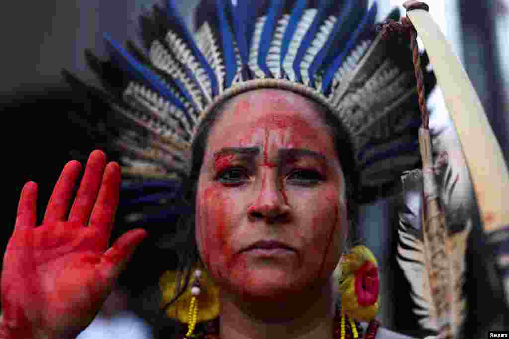 La mujer indígena Bekoy Tupinamba participa en una marcha para conmemorar el Día Internacional de la Mujer en Sao Paulo, Brasil, el 8 de marzo de 2025. REUTERS/Amanda Perobelli