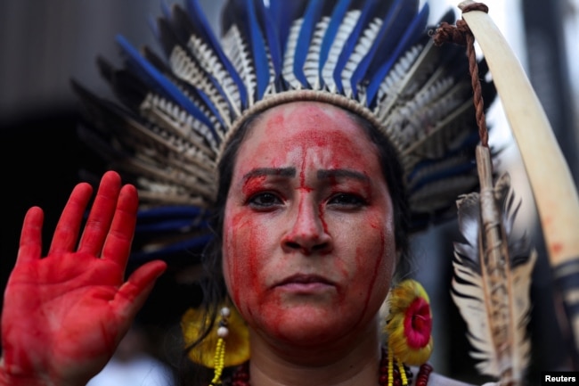 La mujer indígena Bekoy Tupinamba participa en una marcha para conmemorar el Día Internacional de la Mujer en Sao Paulo, Brasil, el 8 de marzo de 2025. REUTERS/Amanda Perobelli