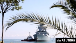 Эсминец Defender прибывает в порт Батуми. 26 июня 2021 г. 