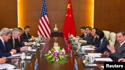 U.S. Secretary of State John Kerry (L) and Chinese Foreign Minister Wang Yi (R) meet at the Chinese Ministry of Foreign Affairs in Beijing, Apr. 13, 2013. 