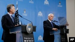 Vis-Prezidan Mike Pence, adwat, ak Prezidan ajanten an, Mauricio Macri pandan yon konferans pou laprès nan Buenos Aires, Ajantin 15 out 2017. 