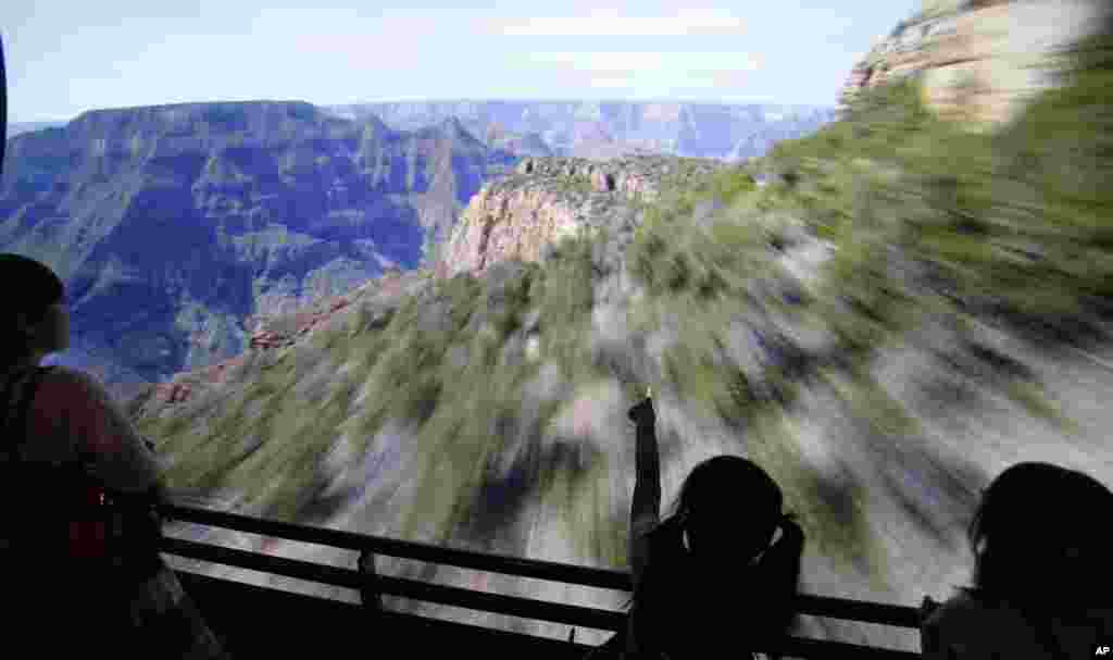 Seorang anak perempuan (tengah) tengah menyaksikan pemutaran film &quot;Flying high over mountains&quot; dalam pembukaan tempat hiburan visual basru di Museum Orbi Yokohama di Yokohama, dekat Tokyo, Jepang.