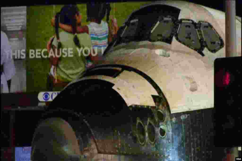 奋进号驶经街头海报